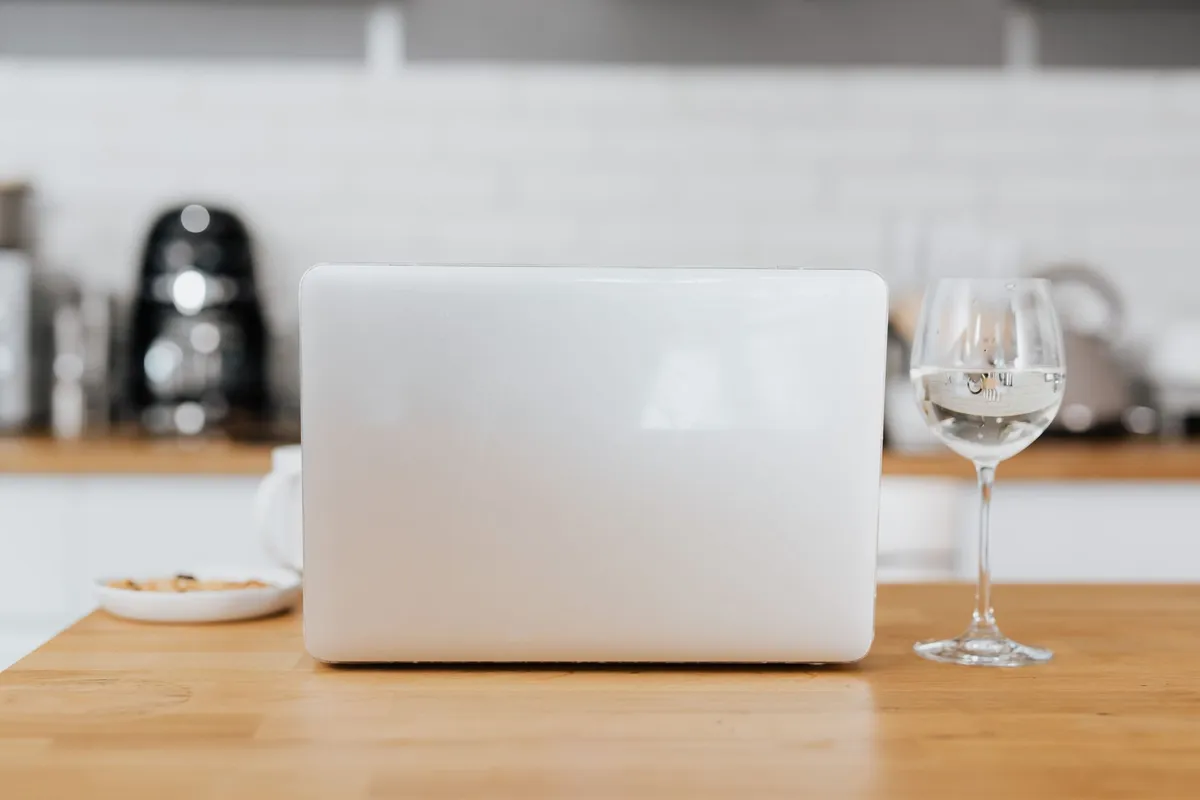 Postes de travail et télétravail : mises à jour, Wi-Fi, appareils personnels